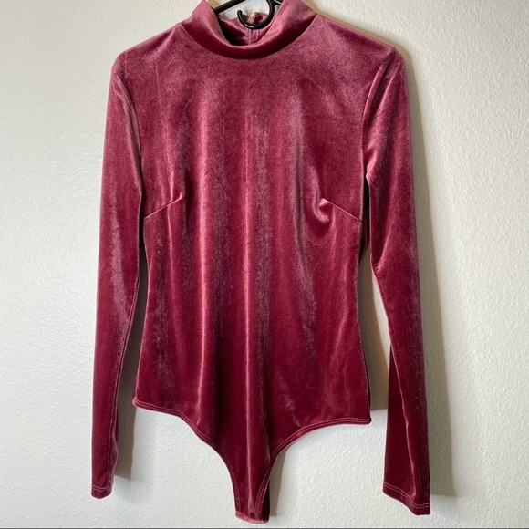 NWT LOVERS & FRIENDS Myra Mock Neck Velvet Bodysuit Mauve Size Large - Picture 4 of 9